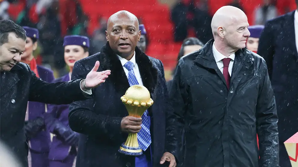 El presidente de la CAF, Patrice Motsepe, sostiene el trofeo de la Copa Africana de Naciones mientras camina junto al presidente de la FIFA, Gianni Infantino - REUTERS/ AMR ABDLLAH