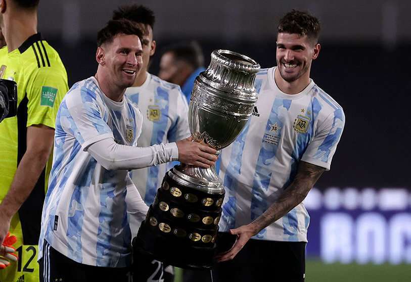 Lionel Messi y Rodrigo De Paul levantando el trofeo de la Copa América en 2021