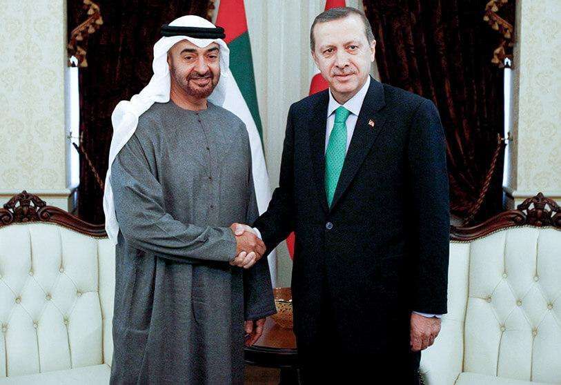 REUTERS/UMIT BEKTASALTAN - El príncipe heredero de Abu Dabi, el jeque Mohamed bin Zayed al-Nahyan (izquierda), estrecha la mano del presidente de Turquía, Recep Tayyip Erdogan, en esta fotode archivo, el 28 de febrero de 2012