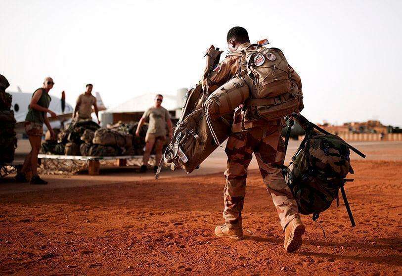 Soldado francés abandonando la región del Maghreb, tras el anuncio de Emmanuel Macron - PHOTO/REUTERS