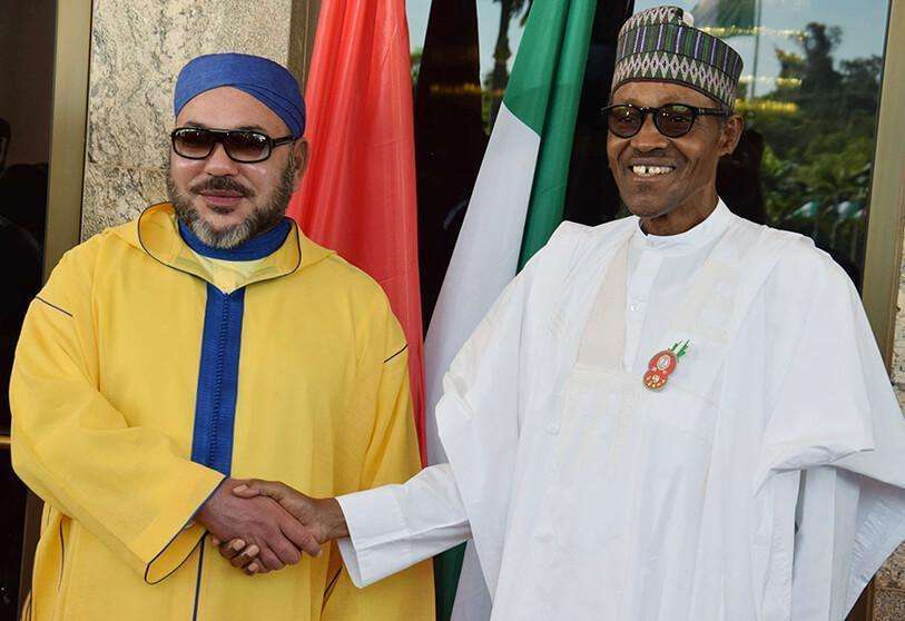 AFP/PHILIP OJISUA - Fotografía de archivo, el presidente nigeriano, Muhammadu Buhari, estrecha la mano del rey de Marruecos, Mohamed VI