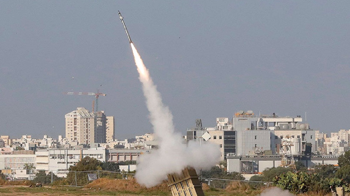 AFP/JACK GUEZ - Un misil israelí es lanzado desde el sistema de misiles de defensa de la Cúpula de Hierro, diseñado para interceptar y destruir los cohetes de corto alcance y los proyectiles de artillería entrantes, en la ciudad israelí de Ashdod