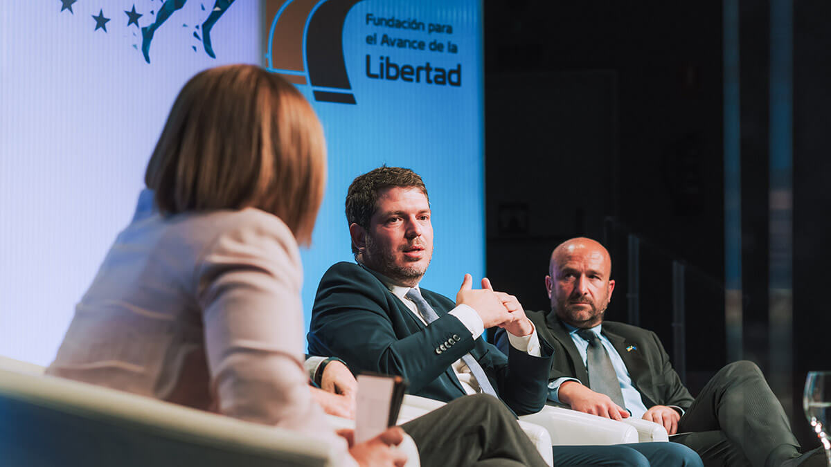 PHOTO/ NIEVES DÍAZ - Izqda. a dcha.: Roxana Nicula, presidenta de Fundalib; Lior Schillat, exdirector general de Energía de Israel; y Ricardo Silvestre, del Movimiento Liberal Social de Portugal