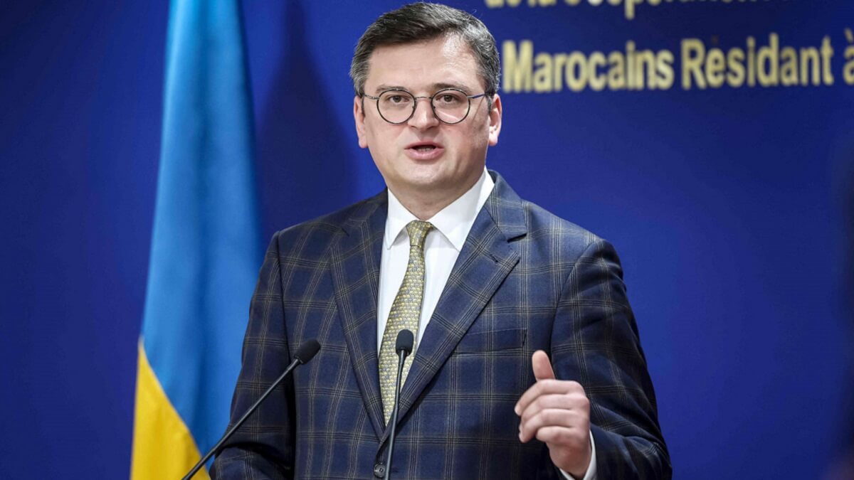 AFP/FADEL SENNA - El ministro de Asuntos Exteriores de Ucrania, Dmytro Kuleba, en una conferencia de prensa conjunta con su homólogo marroquí en Rabat el 22 de mayo de 2023