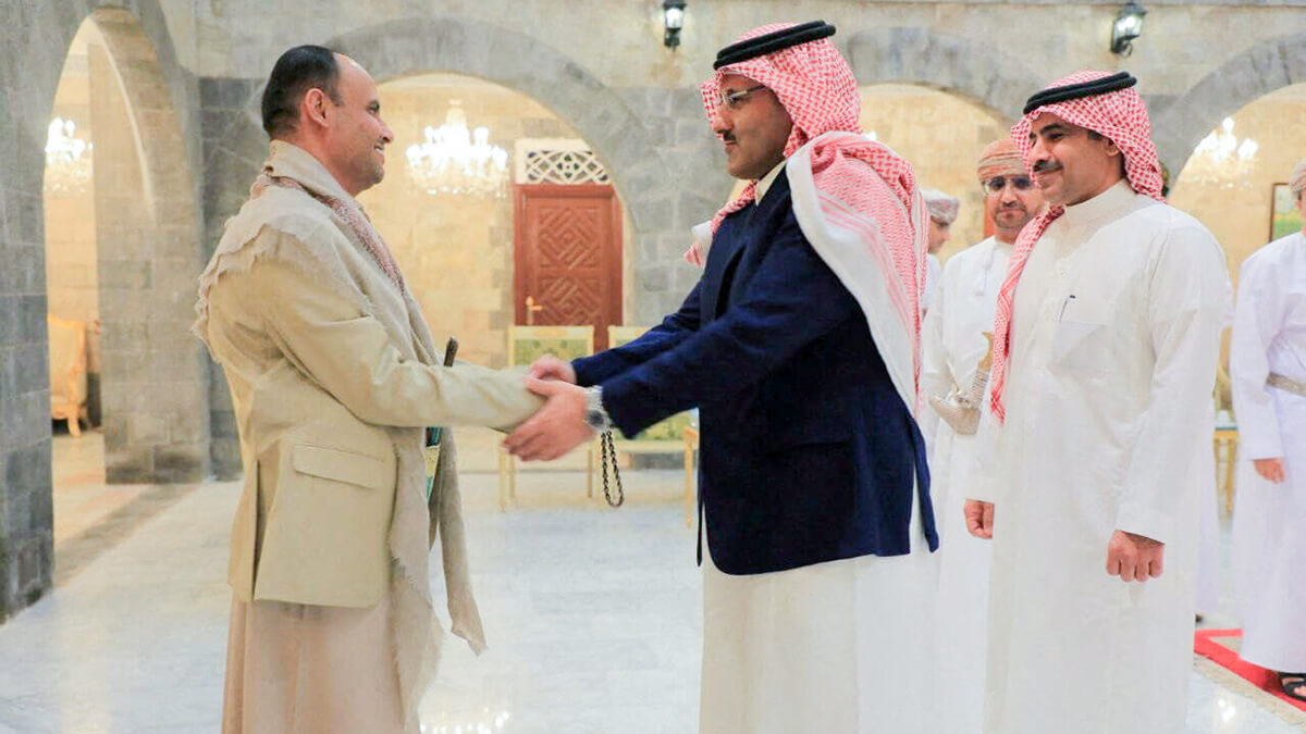PHOTO/  Agencia de noticias Saba via REUTERS - El jefe del Consejo Político Supremo Houthi, Mahdi al-Mashat, le da la mano al embajador saudí en Yemen, Mohammed Al-Jaber, en el Palacio Republicano en Sanaa, Yemen, el 9 de abril de 2023