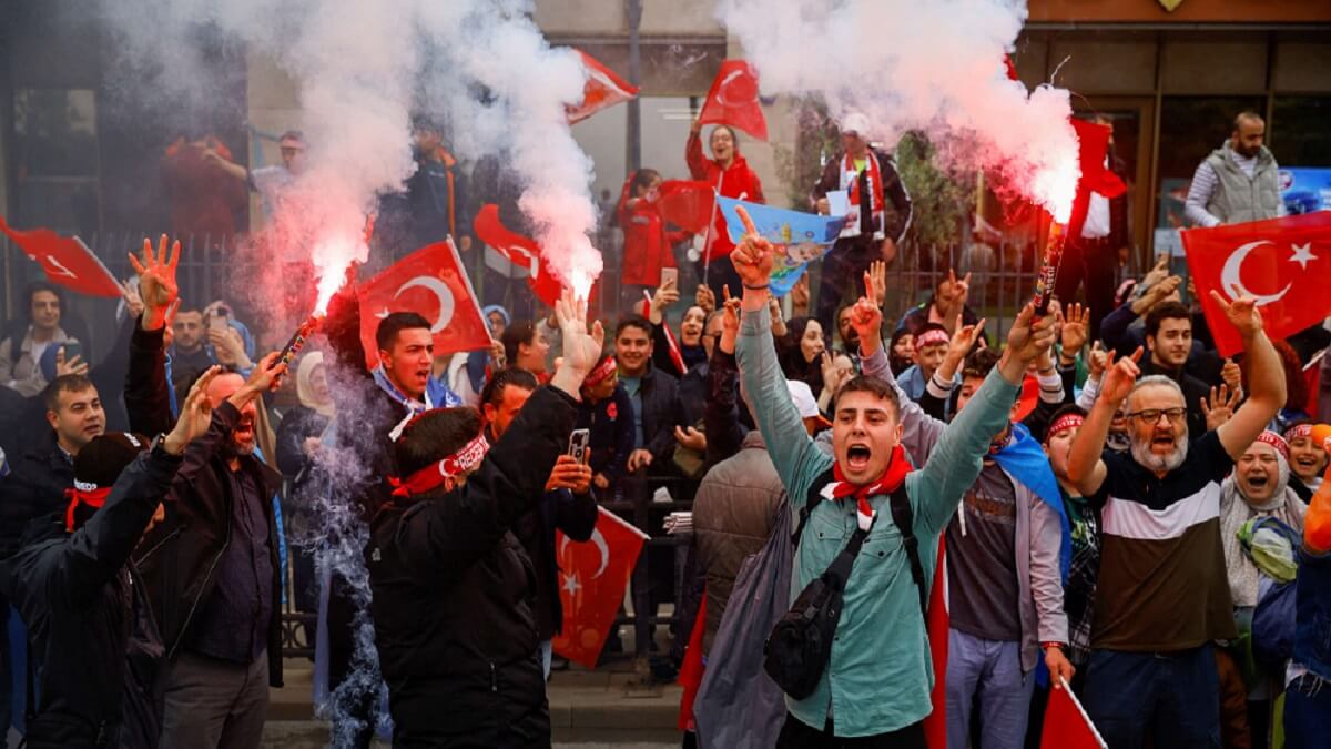 PHOTO/REUTERS/KEMAL ASLAN – Ciudadanos turcos durante la jornada electoral