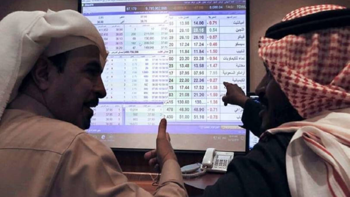 PHOTO/AMR NABIL - Una pantalla que muestra los valores del mercado saudí en el Banco Nacional Árabe en Riad, Arabia Saudí