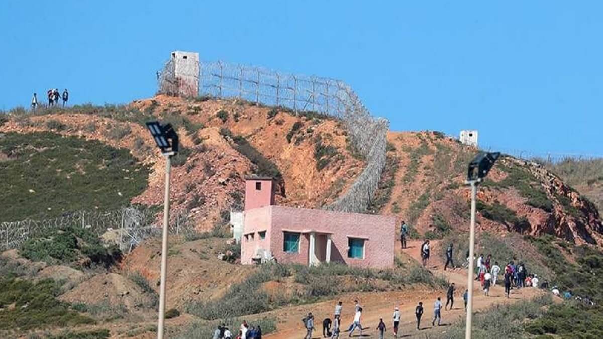 Migrantes corren hacia la valla que separa Marruecos de España - REUTERS/JON NAZCA