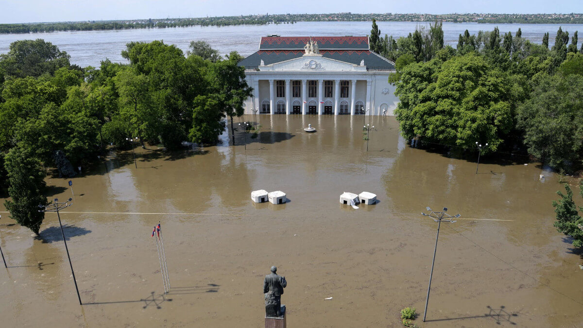 PHOTO/ALEXEY KONOVALOV/TASS/ vía REUTERS - Una vista muestra la Casa de Cultura en una calle inundada en Nova Kakhovka después de que la presa cercana se rompiera en el curso del conflicto entre Rusia y Ucrania, en la región de Kherson, Ucrania controlada por Rusia, 6 de junio de 2023