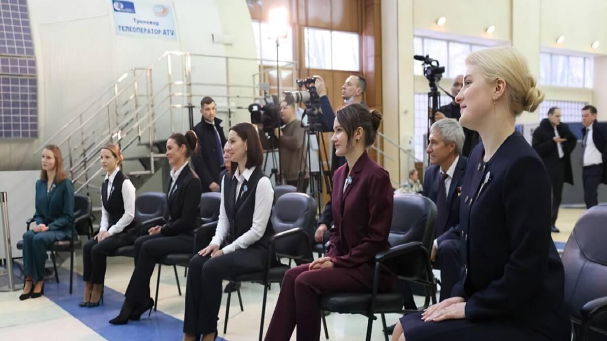PHOTO/TsPK-Roscosmos - La Academia de Ciencias de Bielorrusia recibió unas 3.000 solicitudes. Solo las seis que aparecen en imagen fueron preseleccionadas. Tras ellas, con cabello blanco, Sergei Krikaliov, director de vuelos tripulados de Rusia