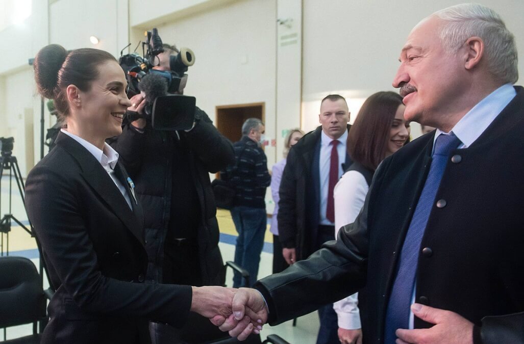 PHOTO/TsPK-Roscosmos - El presidente Lukashenko saluda a Marina Vasilevskaya, la joven elegida para convertirse en la primera bielorrusa en viajar al espacio y trabajar en la ISS
