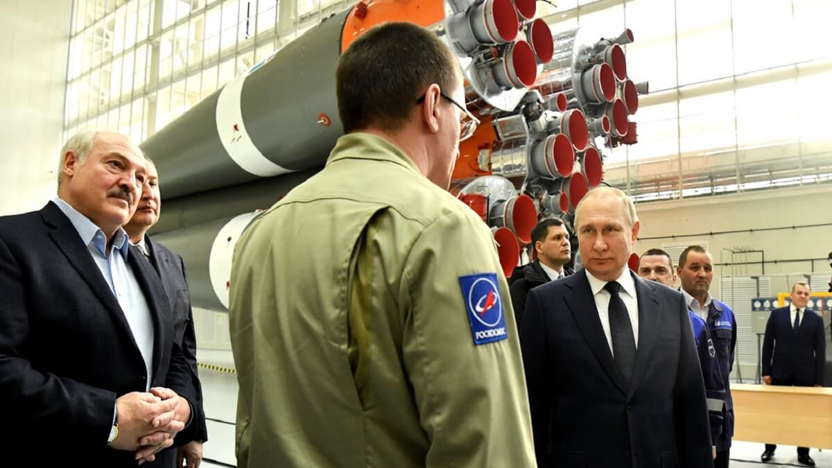 PHOTO/Kremlin-RIA Novosti - Putin brinda los cohetes rusos para que los cosmonautas y los satélites de Lukashenko puedan acceder y posicionarse en el espacio