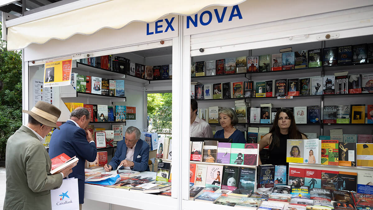 Guillermo López/ATALAYAR - Jorge Dezcallar, autor de Operación falsa bandera durante la firma de su novela en la Feria del Libro de Madrid