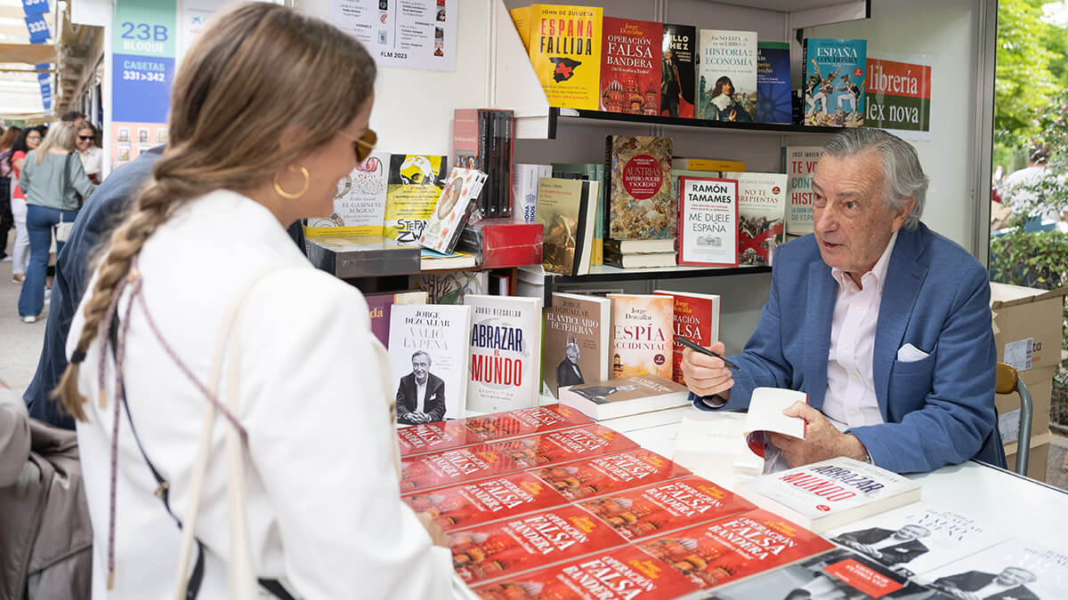 Guillermo López/ATALAYAR - Jorge Dezcallar, autor de Operación falsa bandera durante la firma de su novela en la Feria del Libro de Madrid