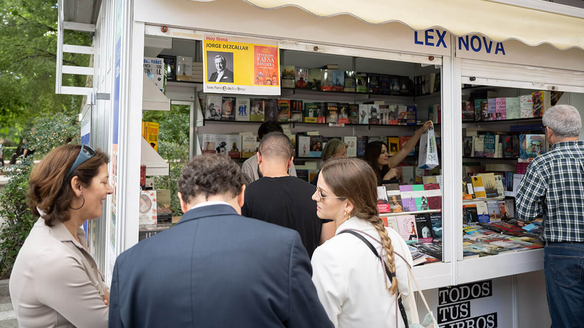 Guillermo López/ATALAYAR - Jorge Dezcallar, autor de Operación falsa bandera durante la firma de su novela en la Feria del Libro de Madrid