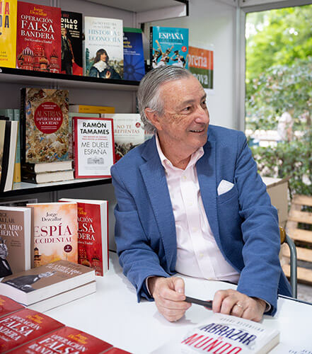 Guillermo López/ATALAYAR - Jorge Dezcallar, autor de Operación falsa bandera durante la firma de su novela en la Feria del Libro de Madrid