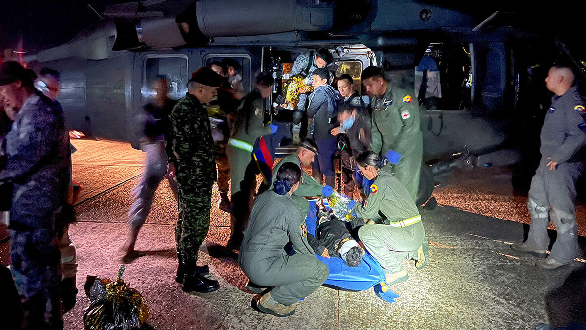 PHOTO/ Fuerza Aérea Colombiana
- Soldados de la Fuerza Aérea Colombiana y empleados del Instituto Colombiano de Bienestar Familiar (ICBF) bajan desde un helicóptero a uno de los niños sobrevivientes del accidente