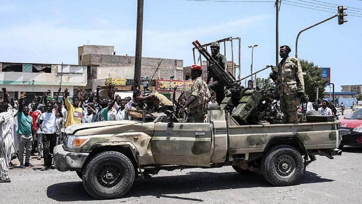 PHOTO/AFP - Ciudadanos sudaneses saludan a soldados del Ejército, leales a Al-Burhan, en la ciudad de Port Sudan