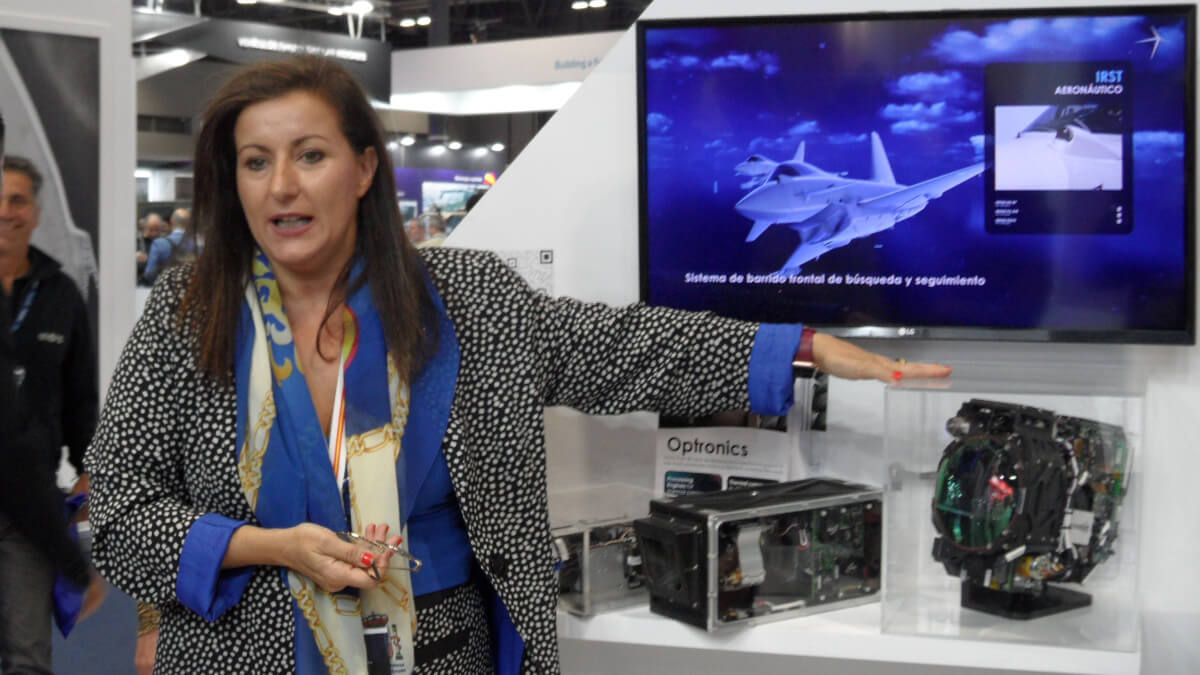 PHOTO/JPons - La directora de defensa y seguridad de Tecnobit, Elena Morgade, explica las prestaciones de algunos de los equipos de la compañía integrados en los cazas españoles Eurofighter y orientados a la exportación