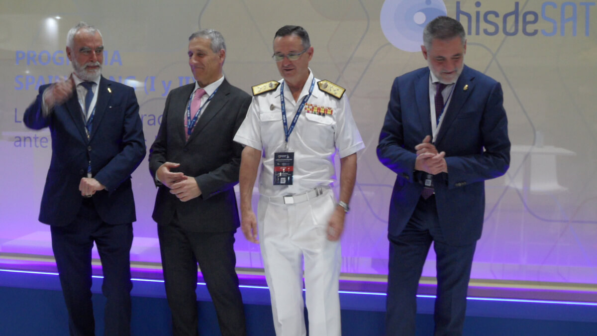 PHOTO/JPons - Hisdesat ya tiene al Spainsat NG I en sus últimas fases de producción. Sus directivos, el almirante Santiago Bolíbar (izquierda) y Miguel Angel G. Primo (derecha), con el director de la Agencia Espacial Española, Miguel Belló y el almirante Aniceto Rosique