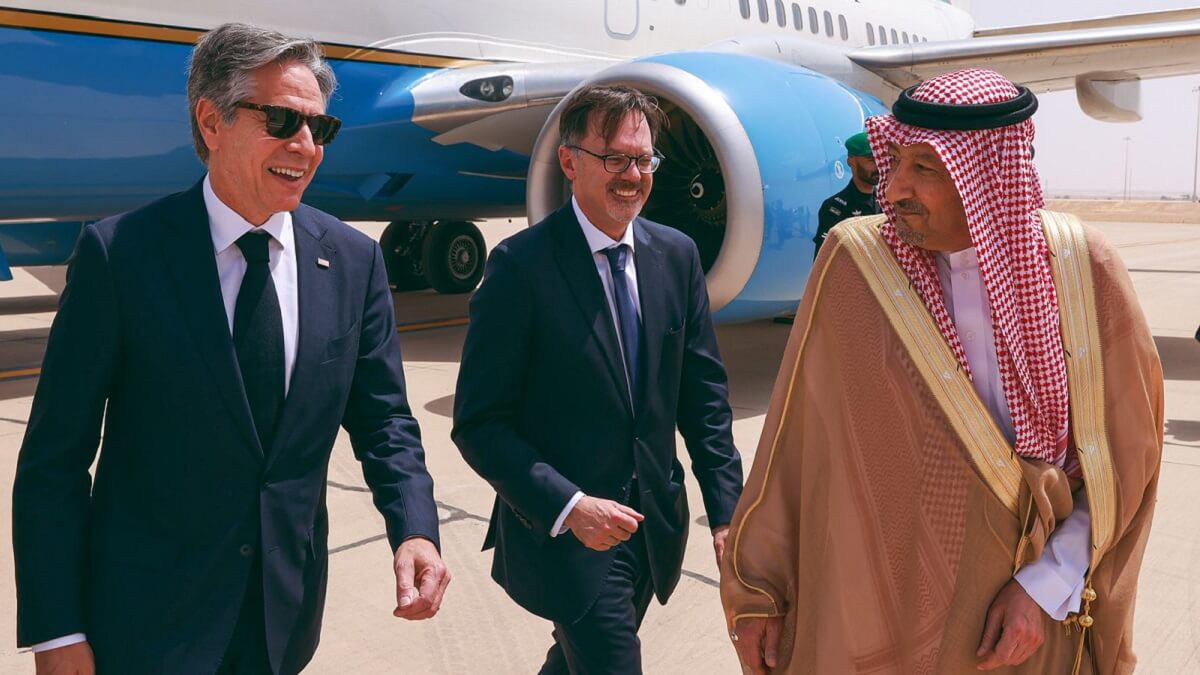 PHOTO/US Department of State - El secretario de Estado, Antony Blinken, tiene la llave del rover Rashid 2 que Emiratos quiere enviar a la Luna con China. En imagen, a su llegada el 7 de junio a Riad, junto al viceministro de Exteriores, Waleed Al-Khuraiji
