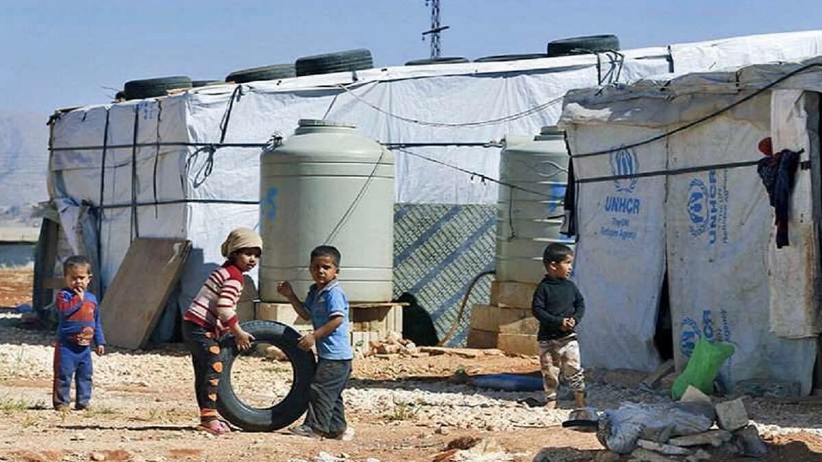 Niños refugiados sirios juegan fuera de las tiendas de su familia en un campamento de refugiados sirios- AP/BILAL HUSSEIN