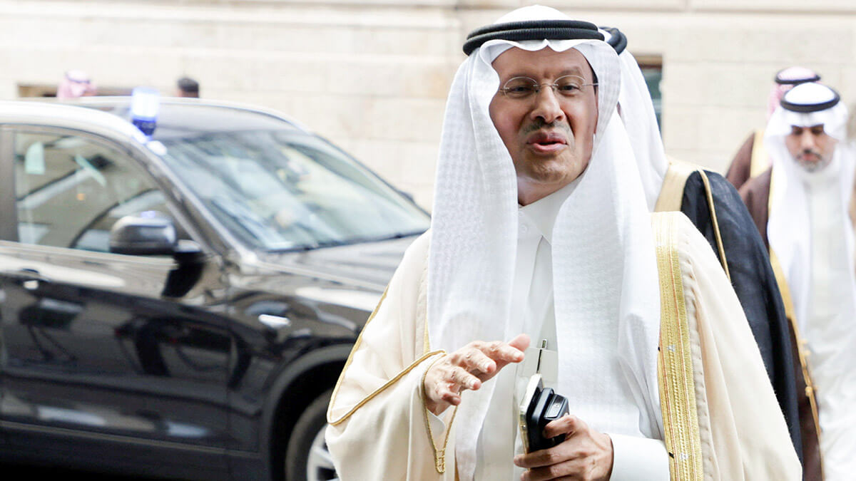 REUTERS/LEONHARD FOEGER - El ministro de Energía de Arabia Saudí, el príncipe Abdulaziz bin Salman Al-Saud, llega a una reunión de la OPEP en Viena, Austria