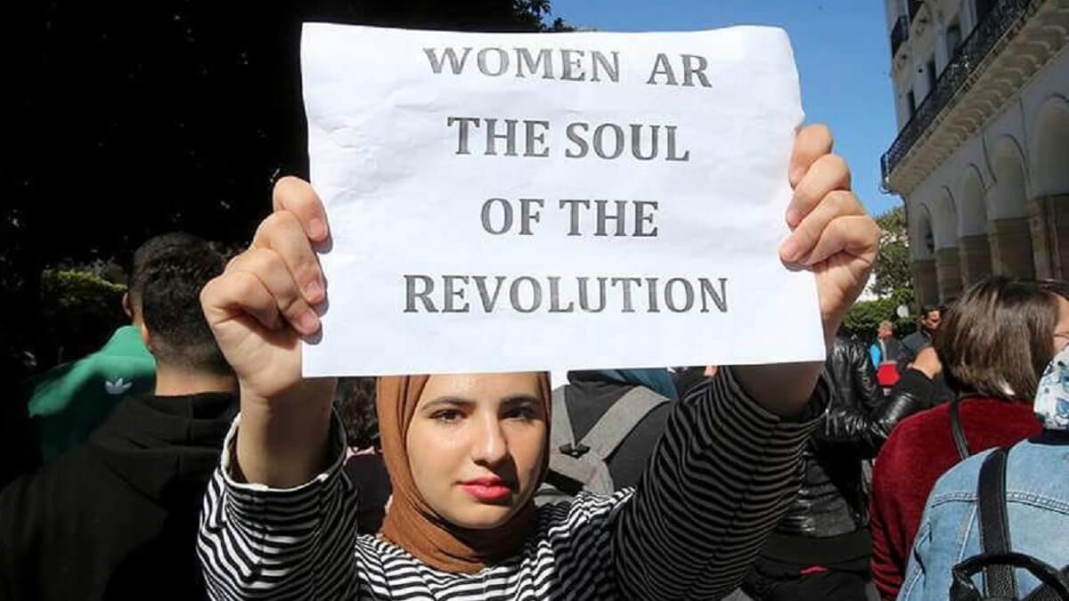 PHOTO/REUTERS - Una manifestante lleva una pancarta durante una marcha por el Día Internacional de la Mujer en Argel, Argelia, el 8 de marzo de 2020