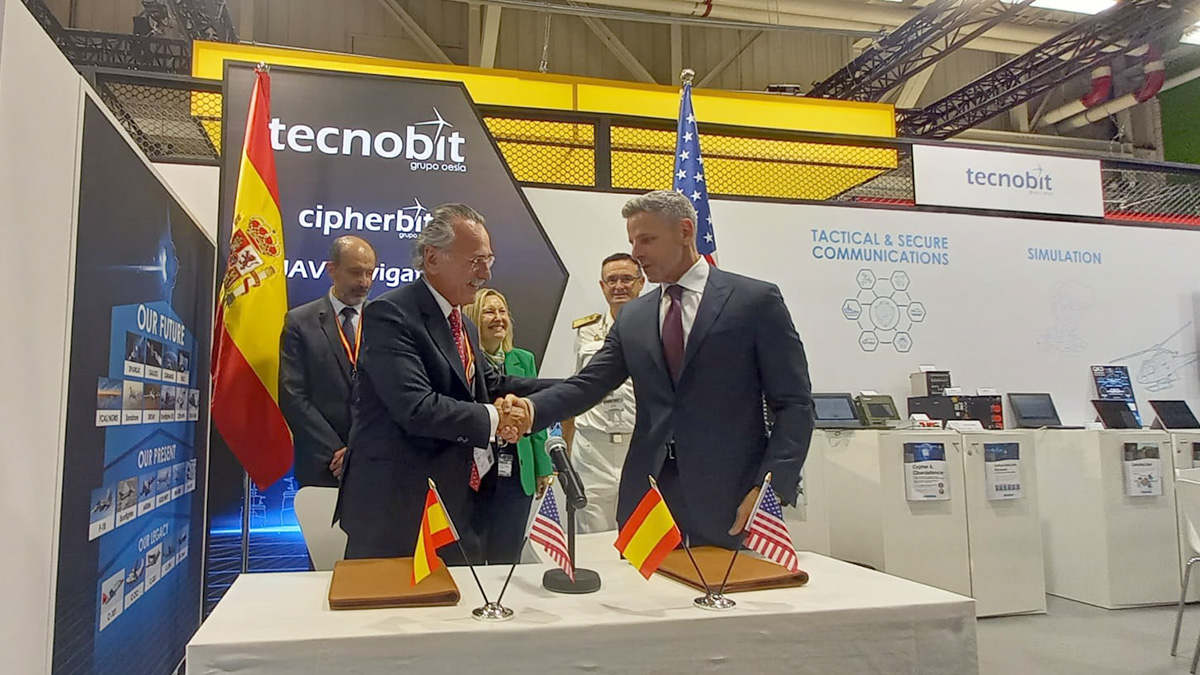 PHOTO/Tecnobit - Lockheed Martin ha identificado que el grupo Oesia juega un importante papel en el sistema aeroespacial y de defensa español. En imagen, Lluis Furnells y Ray Piselli, vicepresidente de Negocios Internacionales de la corporación