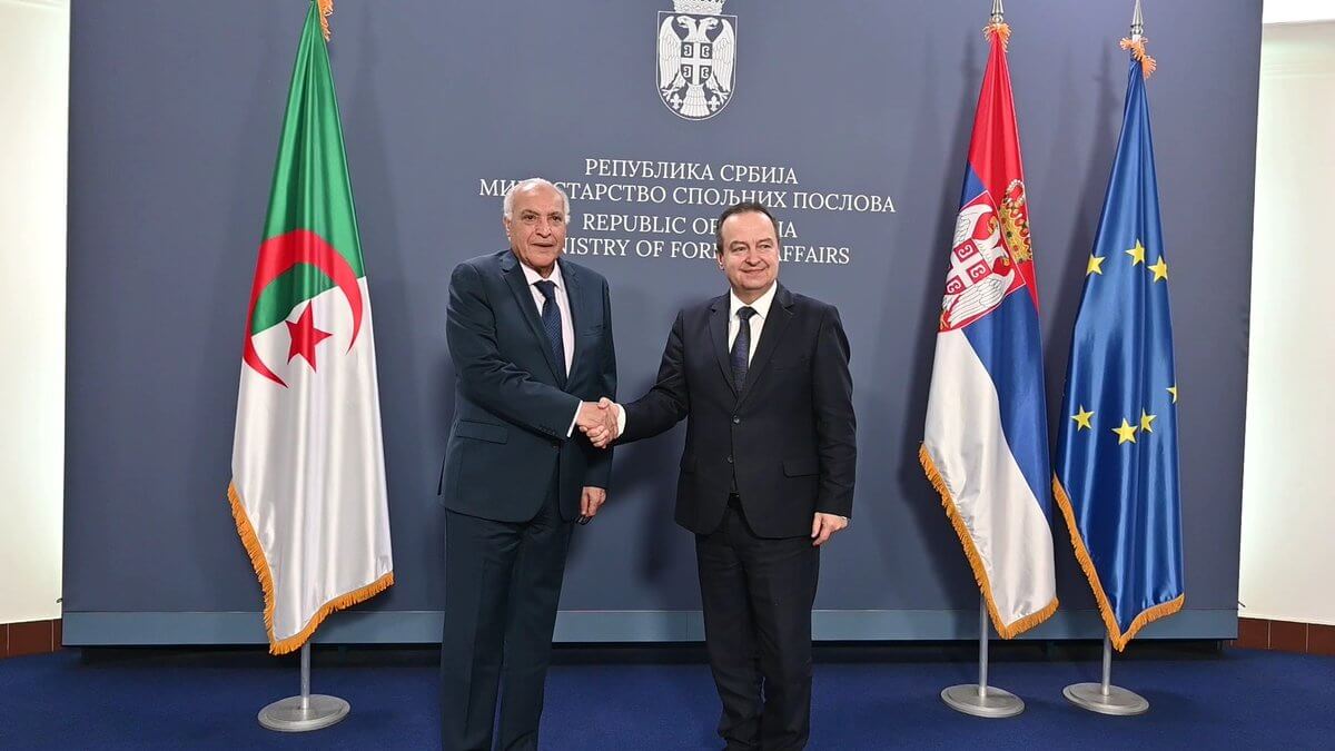 PHOTO/TWITTER/MINISTERIO DE RELACIONES EXTERIORES DE ARGELIA – El ministro de Exteriores argelino, Ahmed Ataff, con su homólogo serbio, Ivica Dacic, en una visita oficial en Belgrado