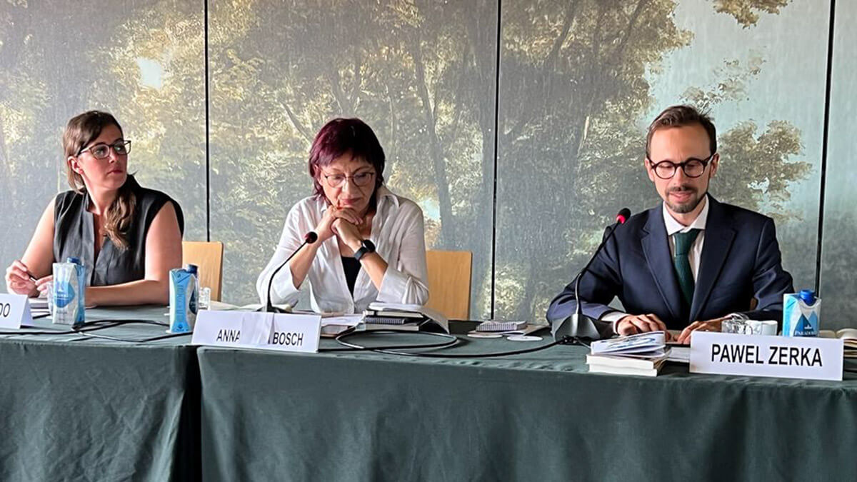 PHOTO/ATALAYAR - Anna Bosch, periodista de TVE y autora de El año que llegó Putin, Pawel Zerka, senior policy fellow en el European Council on Foreign Relations (ECFR), Paula Redondo, coordinadora de programas de la Oficina de Diplomacia Pública de la OTAN