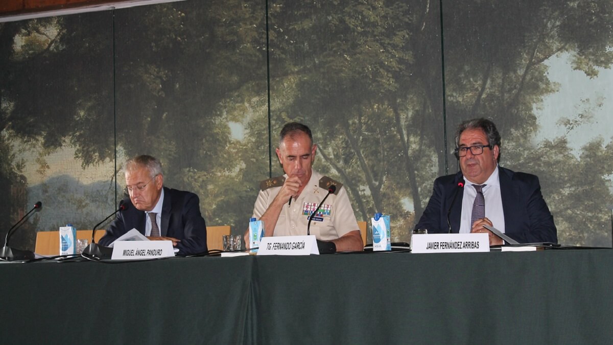 PHOTO/ATALAYAR - Miguel Ángel Panduro, consejero delegado de Hispasat, Manuel Ausaverri, director de Estrategia, Innovación, Sostenibilidad y Gabinete de Indra, Teniente General Fernando García y jefe del Estado Mayor Conjunto de la Defensa (JEMACON) y Javier Fernández Arribas, director de Atalayar y vicepresidente Internacional de la AEJ