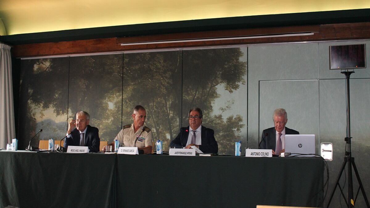 PHOTO/ATALAYAR - Antonio Colino, presidente de la Real Academia de Ingeniería, Miguel Ángel Panduro, consejero delegado de Hispasat, Manuel Ausaverri, director de Estrategia, Innovación, Sostenibilidad y Gabinete de Indra, Teniente General Fernando García y jefe del Estado Mayor Conjunto de la Defensa (JEMACON) y Javier Fernández Arribas, director de Atalayar y vicepresidente Internacional de la AEJ