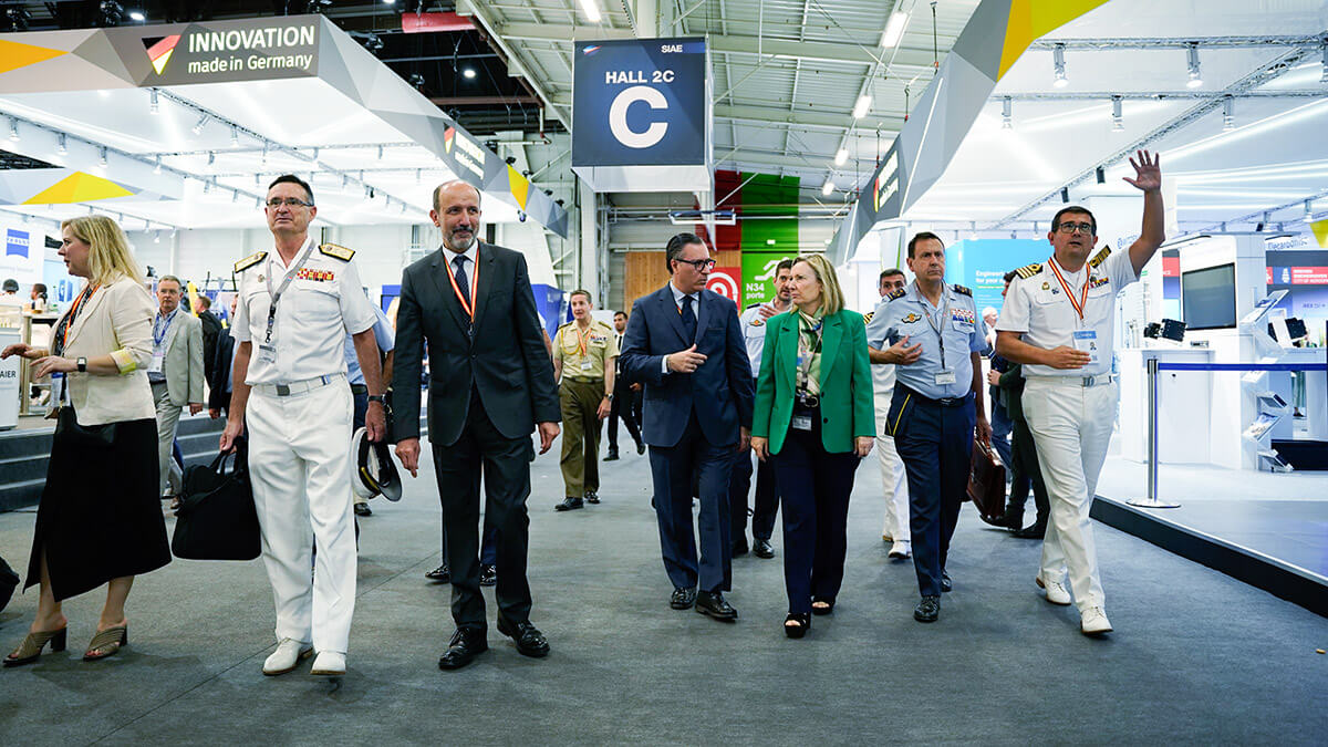 PHOTO/TEDAE - El polo aeronáutico y de defensa de Andalucía con epicentro en Sevilla es uno de los que la secretaria de Estado de Defensa, Amparo Valcarce, quiere seguir impulsando. En imagen, con el director general de TEDAE, César Ramos
