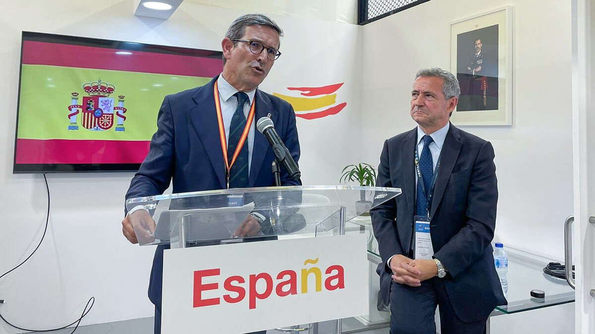 PHOTO/Junta Andalucía - Jorge Paradela afirma que el sector aeronáutico andaluz es fuerte, maduro y ha demostrado su resiliencia. En el pabellón de España en Le Bourget, con el presidente de Andalucía Aerospace, Antonio Gómez-Guillamón