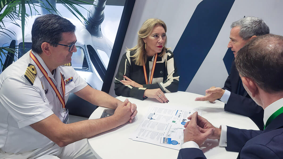 PHOTO/Junta Andalucía - Carolina España, acompañada por el capitán de navío Manso, de la Oficina de Apoyo Exterior del Ministerio de Defensa, en una reunión con directivos de Alestis, que aporta aeroestructuras a Airbus, Boeing y Embraer