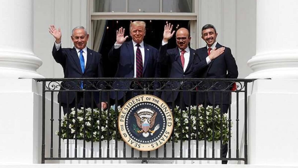 REUTERS/TOM BRENNER - Fotografía de archivo, el primer ministro de Israel, Benjamin Netanyahu, el presidente de Estados Unidos, Donald Trump, el ministro de Asuntos Exteriores de Bahréin, Abdullatif Al Zayani, y el ministro de Asuntos Exteriores de los Emiratos Árabes Unidos (EAU), Abdullah bin Zayed