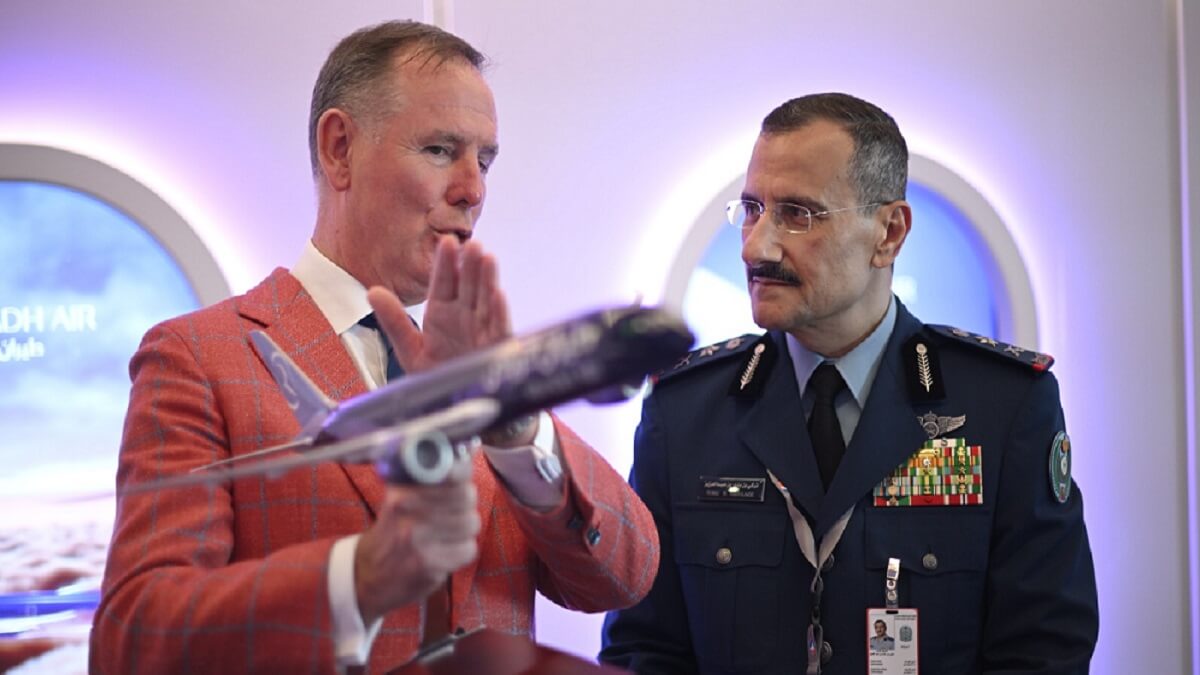 PHOTO/Boeing - El consejero delegado de aviones comerciales de Boeing, Stanley Deal, muestra detalles del 787-9 Dreamliner adquirido por Riyadh Air al teniente general Turki bin Bandar Abdulaziz al-Saud, jefe de la Fuerza Aérea Saudí