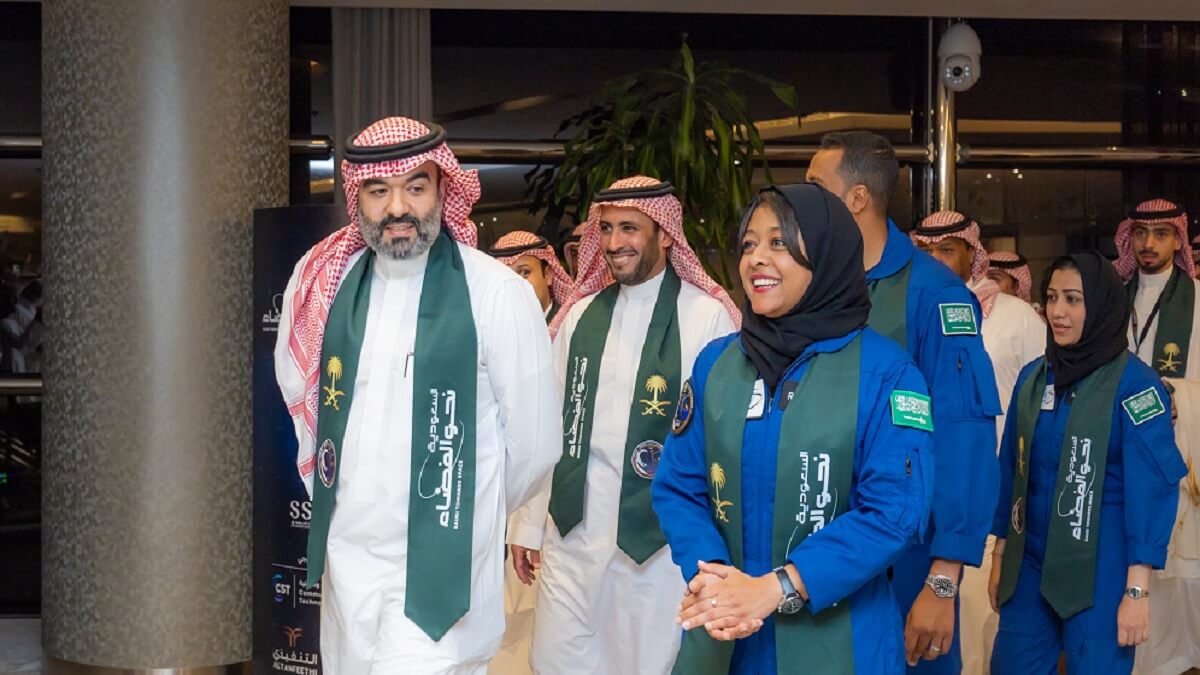 PHOTO/SSA - La Agencia Espacial Saudí (SSA) se ha creado tras el éxito de la misión espacial que ha convertido a Rayyanah Barnawi en la primera mujer saudí en volar al espacio. En imagen con el presidente de la SSA, Abdullah bin Amer al-Swahh