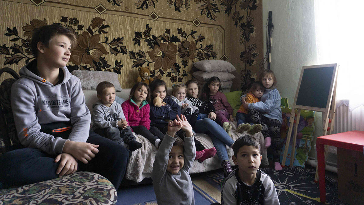 Alrededor de 30 refugiados ucranianos, incluidos 20 niños, viven en el mismo edificio en Cazanesti después de que huyeron de Ucrania y decidieron permanecer en Moldavia luego de la invasión rusa lanzada hace un año, el 24 de febrero de 2022
AFP/SABINE COLPART
AP/OLIVIER MATTHYS