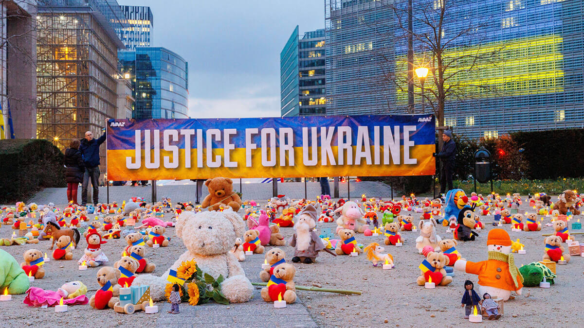 Miembros de Avaaz y refugiados ucranianos instalan miles de osos de peluche y juguetes para niños en la rotonda de Schuman al frente de la Comisión Europea para destacar el secuestro denunciado de miles de niños ucranianos por parte de Rusia el jueves 23 de febrero de 2022 en Bruselas
AP/OLIVIER MATTHYS