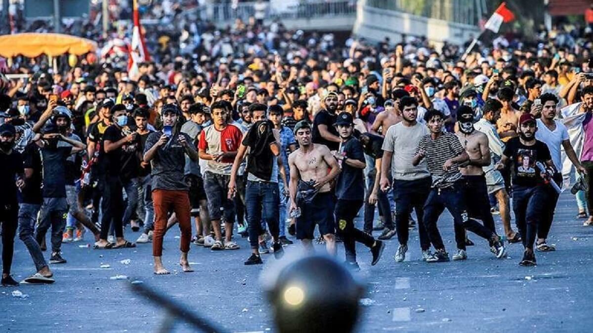 REUTERS/THAIER AL-SUDANI - Manifestantes se enfrentan a las fuerzas de seguridad durante protesta en Bagdad, Irak