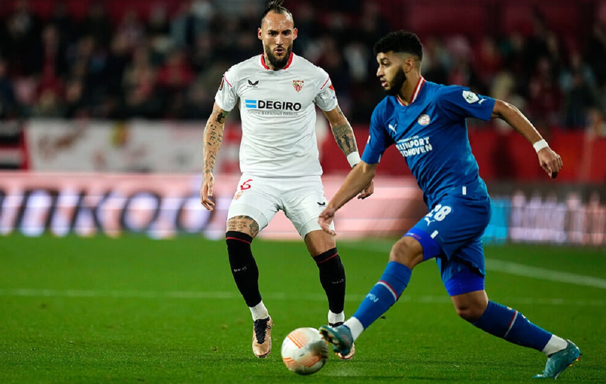 AP/JOSÉ BRETÓN - Ismael Saibari durante el partido de ida de los playoffs de la Europa League entre Sevilla y PSV
