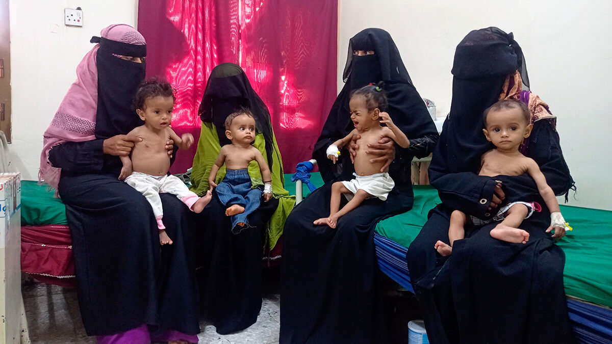AP/HUSSAM AL-BARKY - Mujeres sostienen a sus hijos desnutridos en el Hospital Rural Hays en Hodeida, Yemen, el 11 de octubre de 2022. Durante años, el hambre ha sido una amenaza diaria para los niños de Yemen