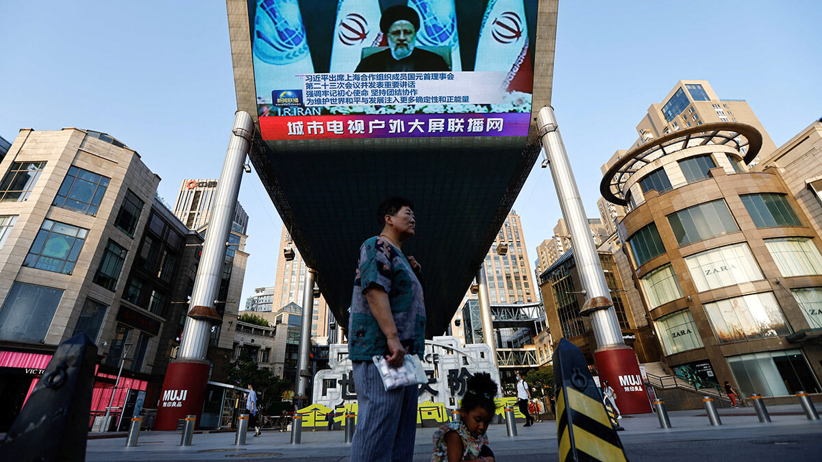 REUTERS/TINGSHU WANG - Una pantalla gigante transmite imágenes de noticias del presidente iraní Ebrahim Raisi que asiste a través de un enlace de video a la reunión del Consejo de Jefes de Estado de la Organización de Cooperación de Shanghái, en Pekín, China, el 4 de julio de 2023