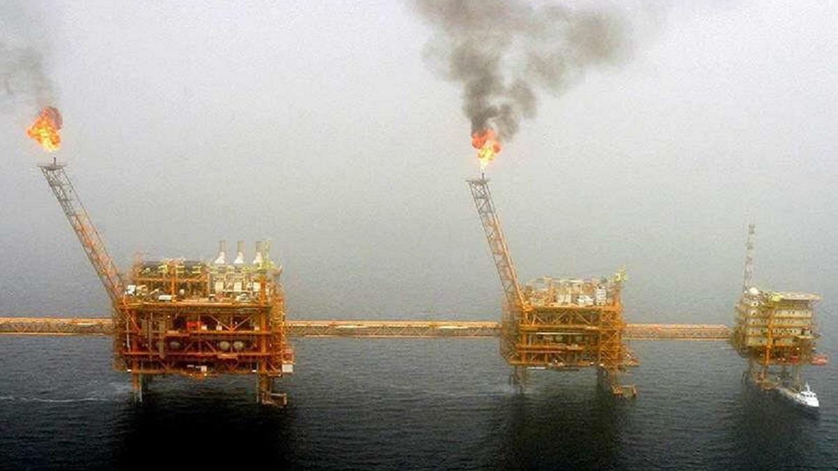 REUTERS/RAHEB HOMAVANDI - Plataforma de producción de petróleo en los campos petrolíferos de Soroush