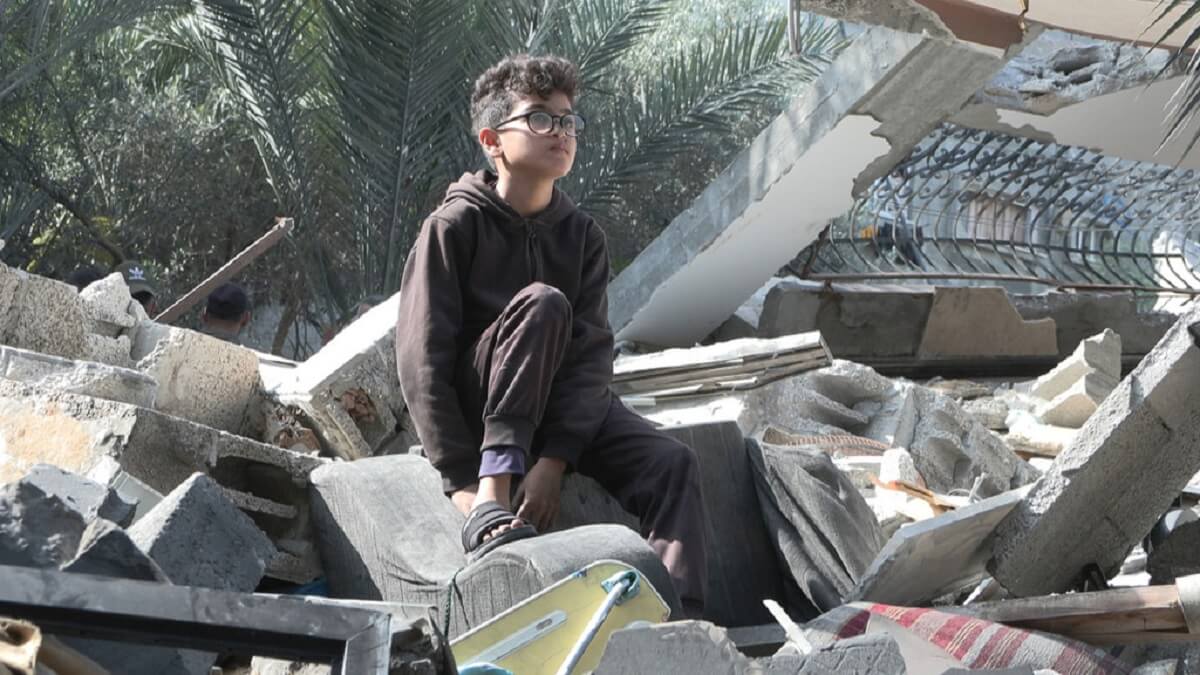 © Ziad Taleb Un niño palestino se sienta sobre las ruinas de su casa en Gaza, destruida por los ataques aéreos israelíes de agosto de 2022