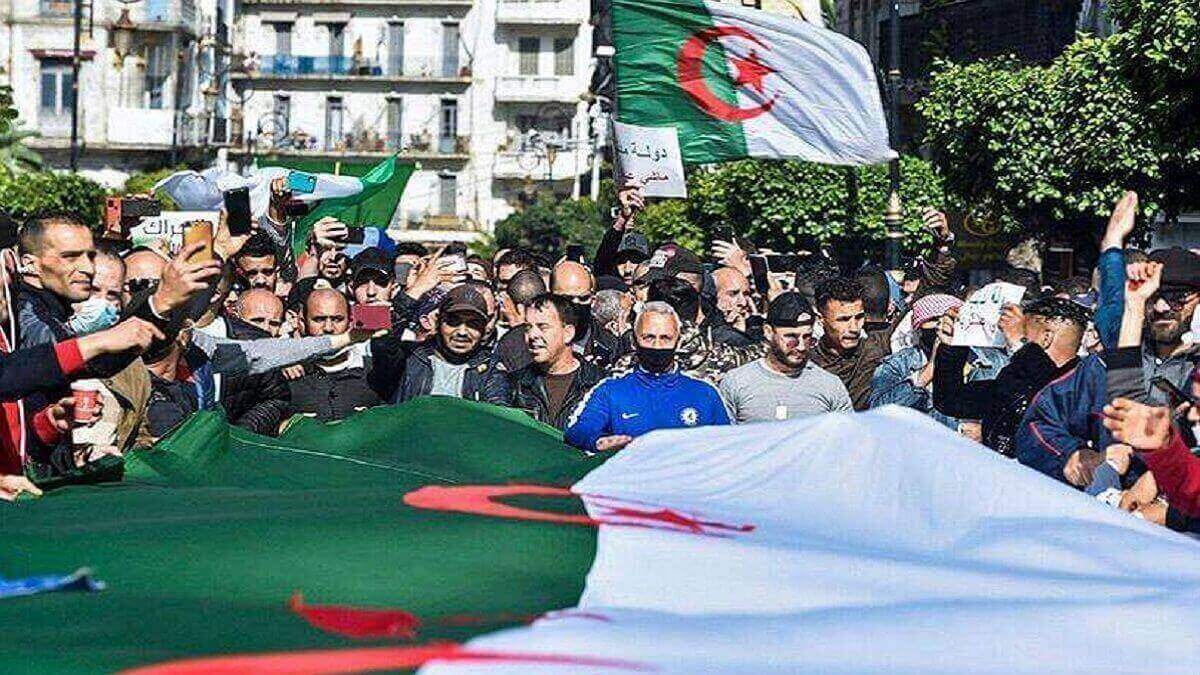 PHOTO/ARCHIVO - Ciudadanos argelinos sosteniendo su bandera