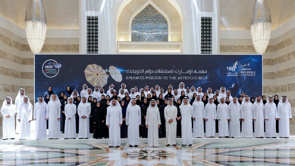 PHOTO/Dubái Media Office - La misión a los asteroides ha recibido el nombre de MBR Explorer, en reconocimiento al jeque Mohamed bin Rashid (centro), impulsor de las millonarias inversiones de Emiratos en el sector espacial
