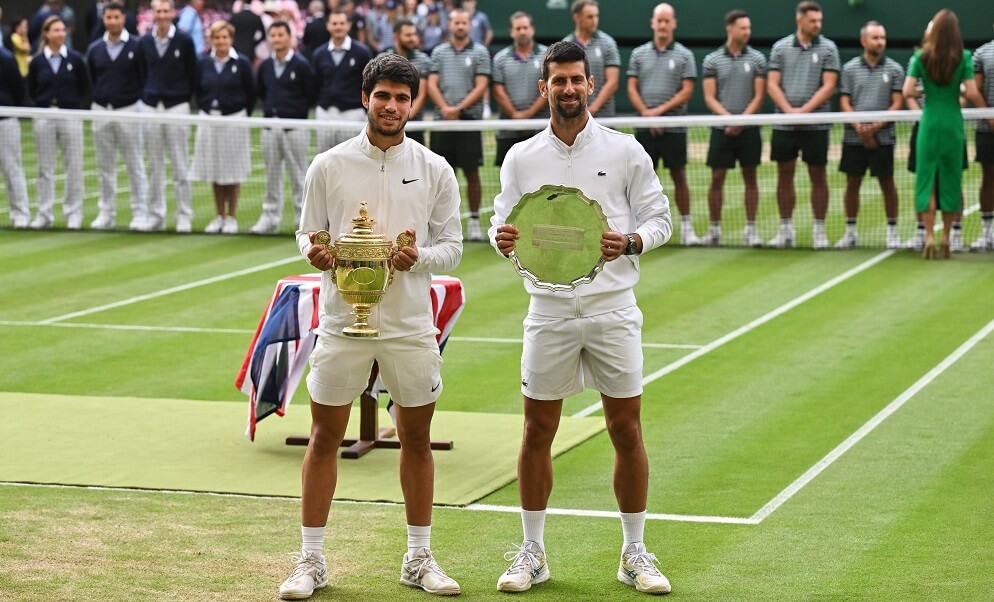 PHOTO/AFP/GLYN KIRK - Carlos Alcaraz y Novak Djokovic